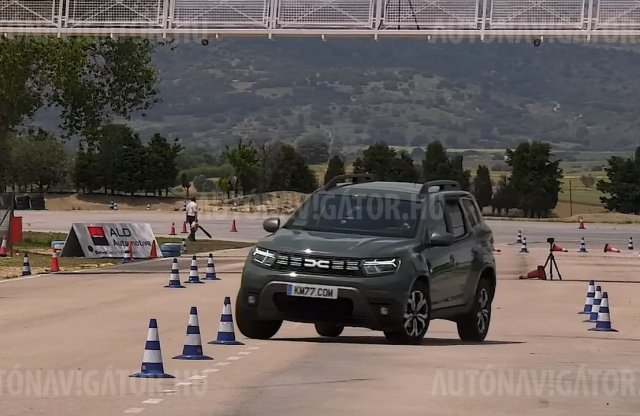 A levegőbe reptette a Dacia kerekeit a jávorszarvasteszt