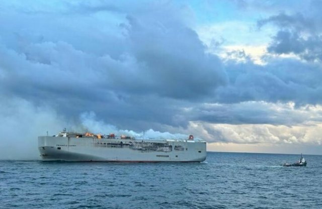 3000 autó lángol egy hajón Hollandia partjainál