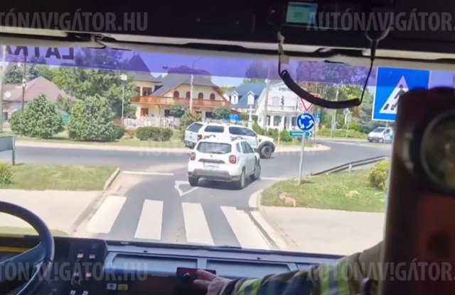 Ilyen belülről, amikor siet egy tűzoltóautó!