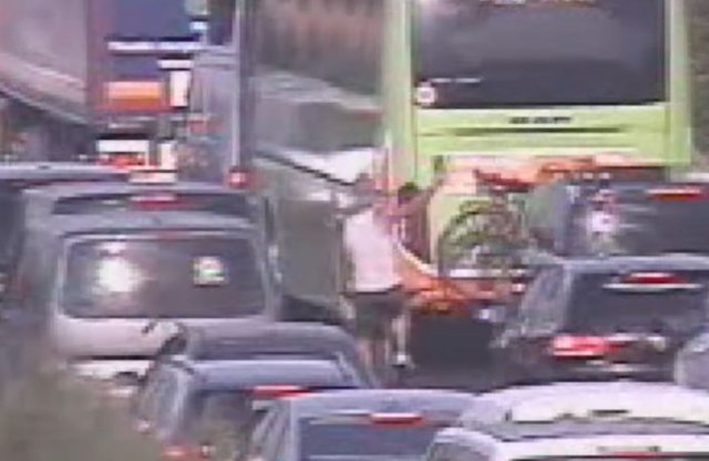 Bringával az M1-es dugójában? Ilyet se láttál még!