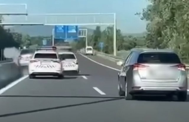 Rendőrautók lökték a betonfalnak a menekülő Mercedest az M2-esen