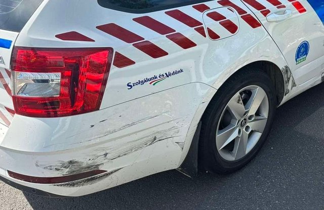 Így néz ki az M2-es üldözés után a rendőrautó