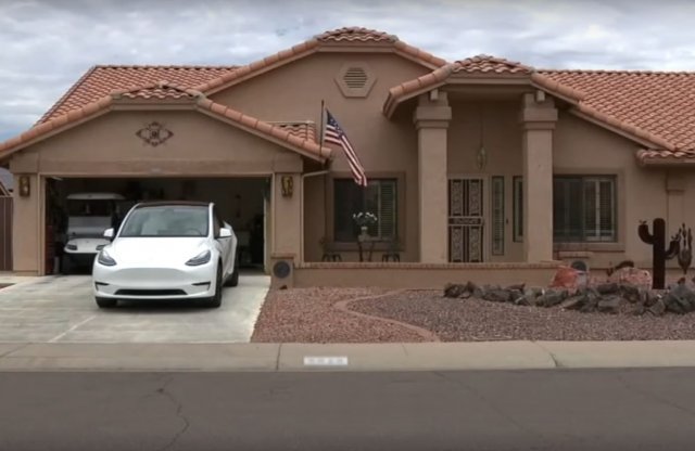 A Teslát hibáztatja a férfi, aki nem ismerte a kilincset