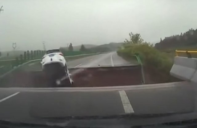 Videó: Elmosta a hidat az árvíz, fejjel állt a SUV a gödörbe