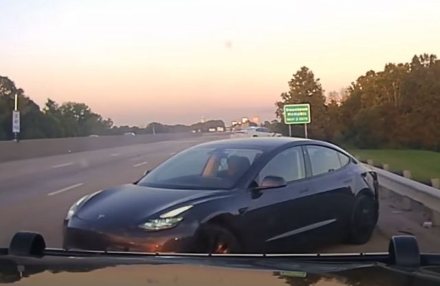 Rommá törték a rendőrök a menekülő Teslát