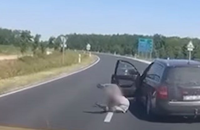 Kiugrott az autóból a rendőrök elől menekülő embercsempész