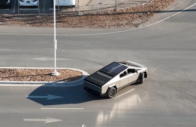 Drónfelvételen, forgalomban a Tesla formabontó platósa