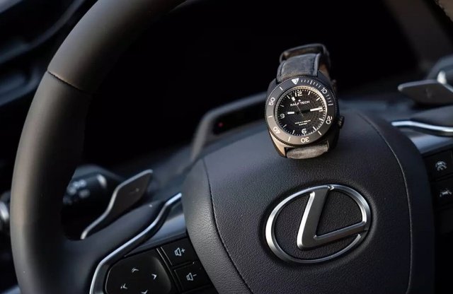 Alcantara szíjjal bolondított karórát is kínál a Lexus
