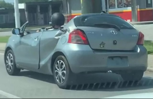 Se teteje, se ablaka, mégis a forgalomban hasít a Yaris