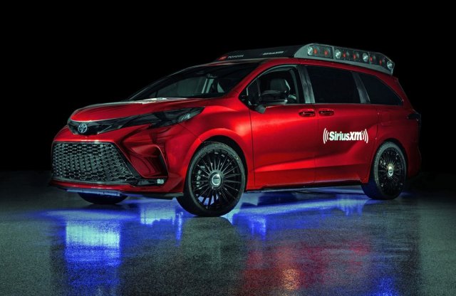 Mozgó diszkódobozt építettek a családi Toyotából