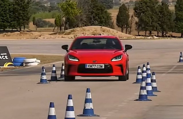 Ez az autó szinte tökéleteset ment a jávorszarvasteszen!