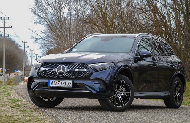 Szakadó esőben is tudja a 220-at a legnépszerűbb Mercedes!