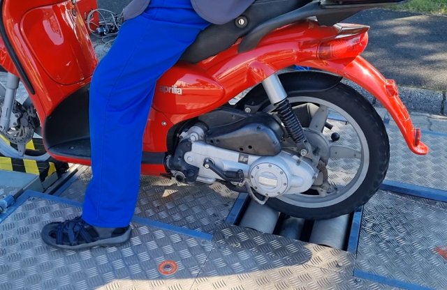 Sorra buktak le a rendszám nélküli 125-ös robogók a próbapadon!