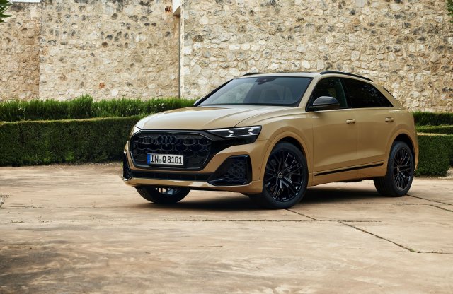 Digitális lámpákra vált az Audi óriás kupé-SUV-ja