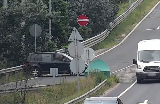 Forgalommal szemben téblábolt az M5-ösön egy anyuka