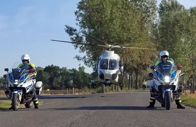 Helikopterrel ellenőriztek a rendőrök az M5-ös autópálya felett