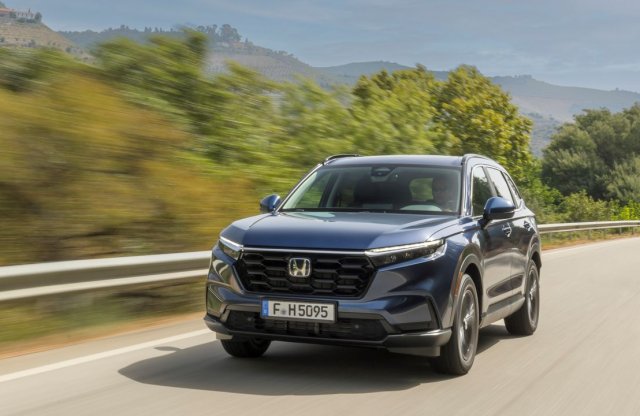 Nagyobb, sportosabb, és takarékosabb lett az új CR-V