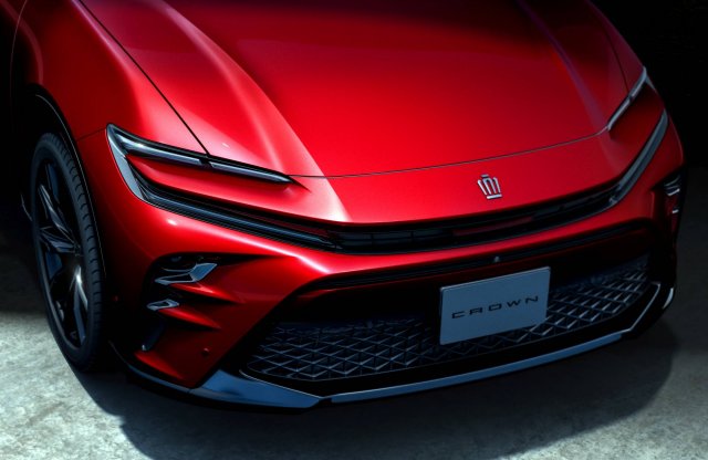 Újabb Crown érkezett: íme a Toyota zászlóshajó sportváltozata!