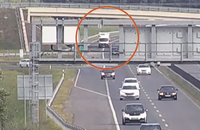 Cobra 11 az M4-esen: az árokba bukfencezett egy teherautó