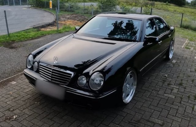 Amikor a 22 éves E-osztály mindent lealáz az Autobahnon