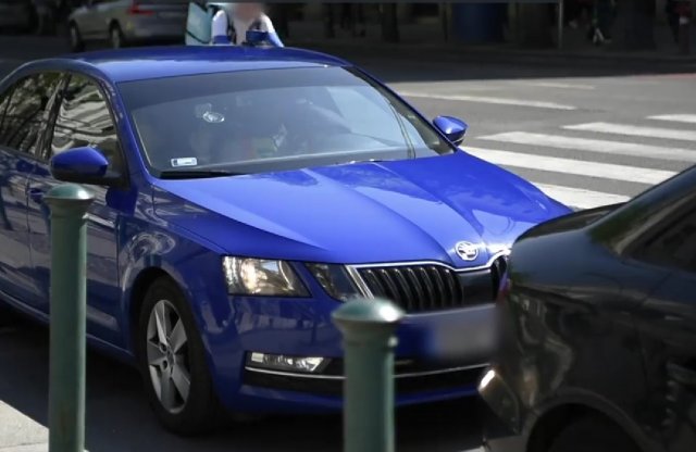 A gyalogátkelő és az előzni tilos sem érdekli a sofőröket