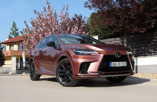 Turbós hibrid jöhet? A csúcs Lexus RX ilyet is tud!