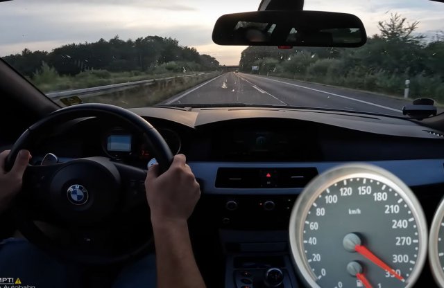 Ez a V10-es BMW olyan gyors, hogy az órája is kiakadt!