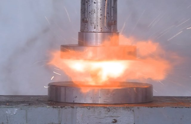 Ez történik a lítiumion-akkumulátorokkal, ha összenyomják őket