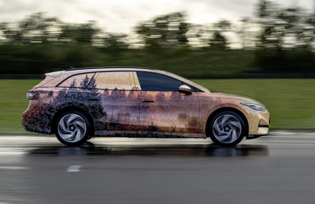 Álcázva, de itt a Volkswagen első villanykombija!