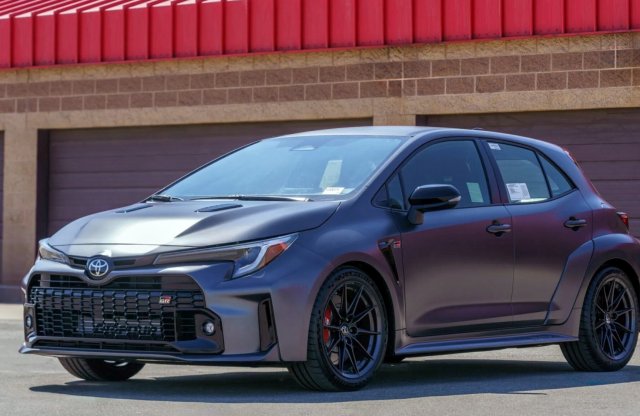 Jótékony célra fordítják a legdurvább utcai Toyota Corolla árát