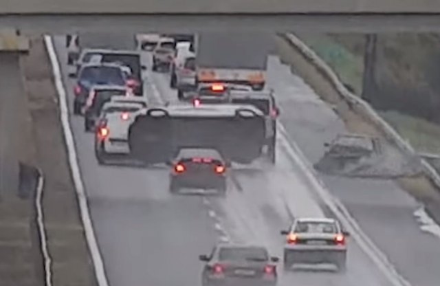 Felborította a dugóban várakozó furgont a figyelmetlen autós