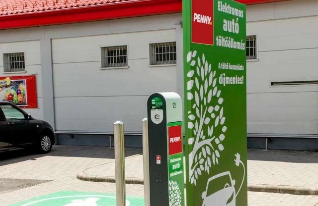 Fizetőssé válnak a Penny villanyautó töltői