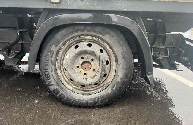 Kerékcsavarok nélkül, plafonig pakolva közlekedtek az M30-ason