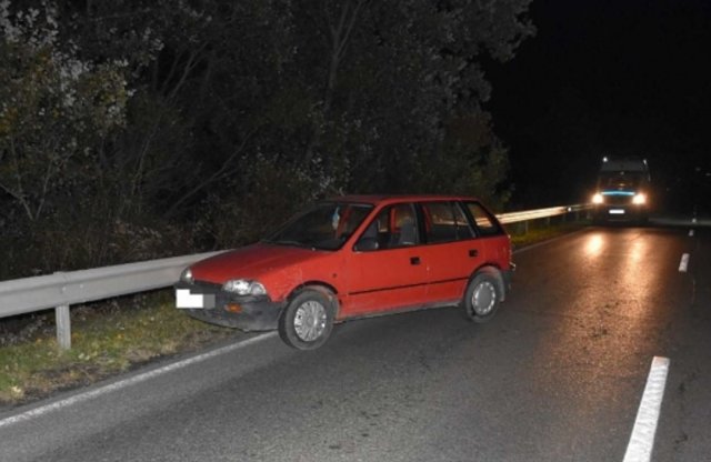 Kifogyott a benzin út közben a lopott Suzuki Swiftből