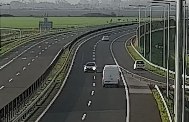 Rémisztő videó! Forgalommal szemben kocsikáztak az M30-ason!