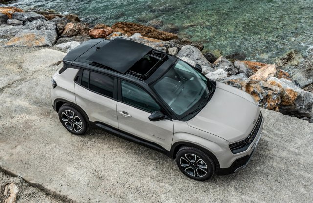 Lágy hibridként is érkezik az év autója: íme az Avenger e-Hybrid!