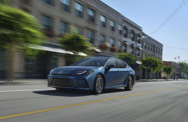 V6-os nélkül, megújult külsővel hódítana az új Toyota Camry