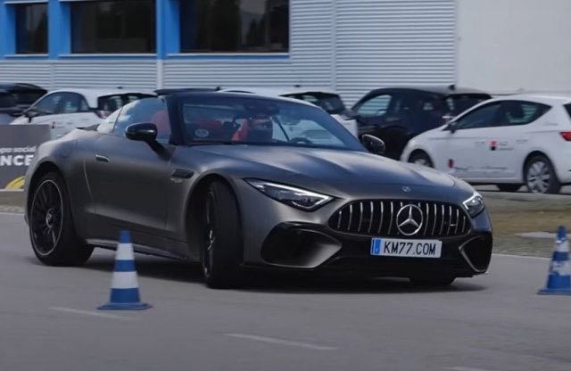 Így viselkedik egy sportautó a jávorszarvasteszten!