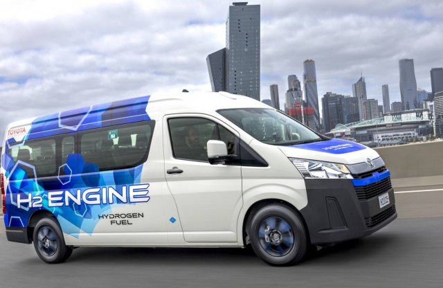 Már az utakon a hidrogén-V6 Toyota kisbusz, amire hiába várunk