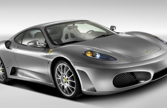 Így muzsikál autópályán a kéziváltós Ferrari