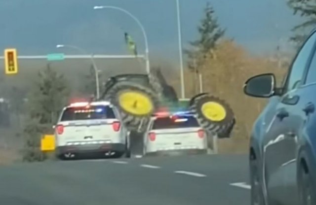 Traktort borított a rendőrautó, súlyosan megsérülhetett a sofőr
