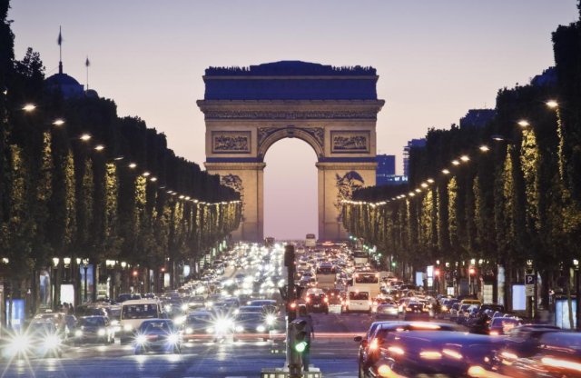 Drágább parkolási díjjal szorítanák ki a SUV-okat Párizsból