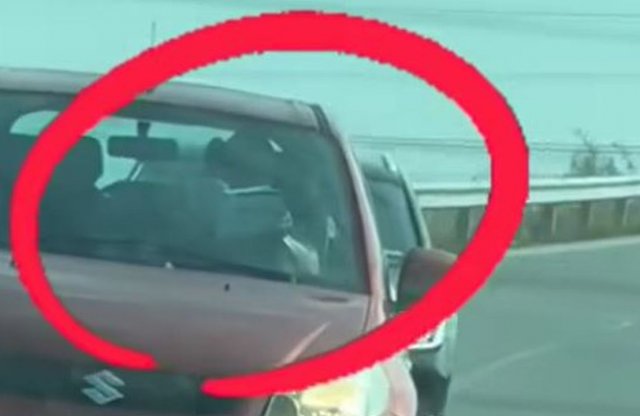 Könyvet olvasott vezetés közben egy Suzuki sofőrje