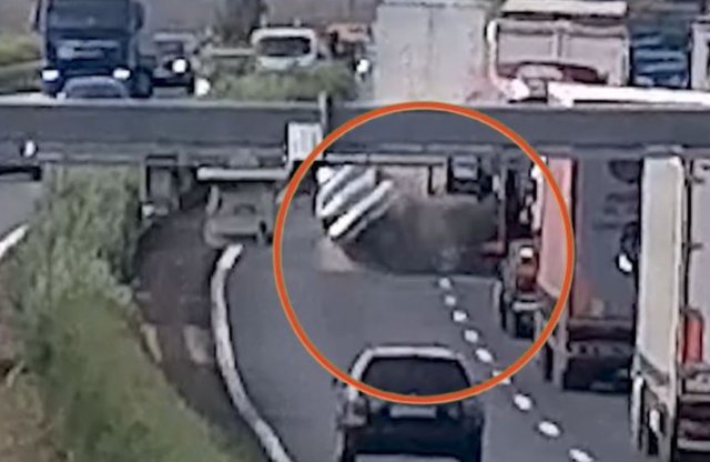 Kamionról katapultált a szalagkorlátba egy figyelmetlen autós