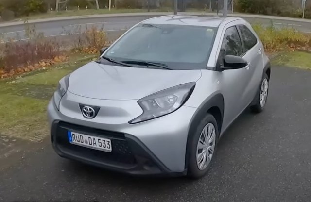 72 lóerő az Autobahnon: végsebesség-teszten a legkisebb Toyota