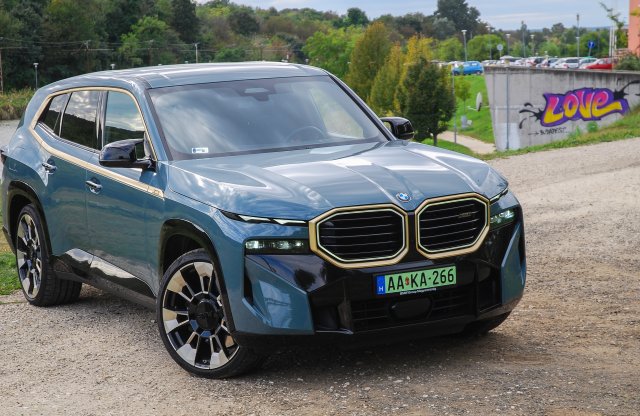 A BMW a végsőkig kitart a sorhatos és a V8 mellett