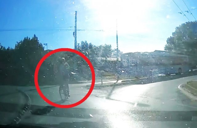 Amikor a kétsávos körforgalomban jön szembe a biciklis