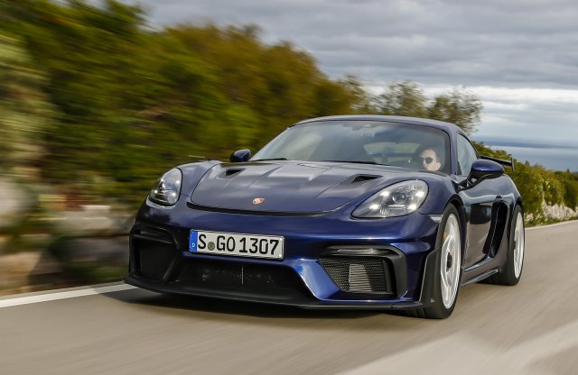 Ezért elégedetlen ennek a 718 GT4 RS Porschénak a tulajdonosa!