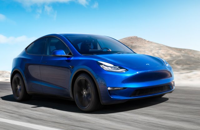 Így driftel közúton, esőben a Tesla Model Y Performance