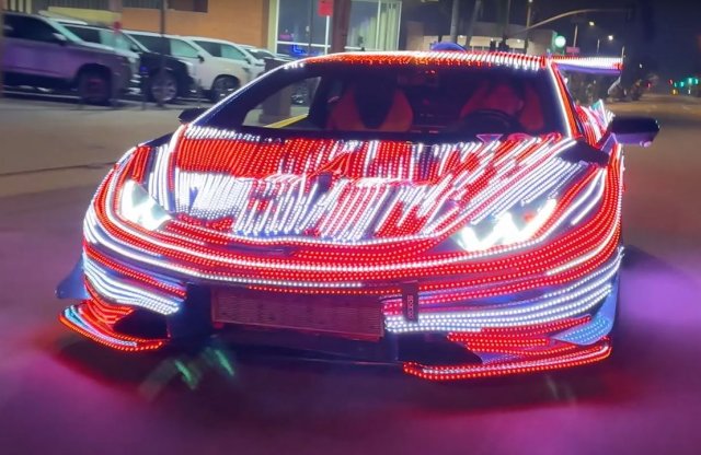 30 ezer LED-del öltöztették karácsonyi díszbe ezt a Lamborghinit